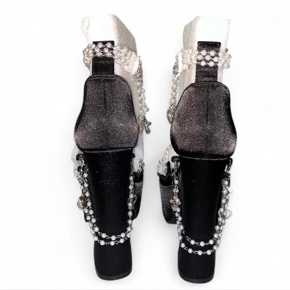 NWOB Sugar Thrillz Sz 9 Black Platform Heels with White Pearl Chains and Charms - Picture 4 of 8